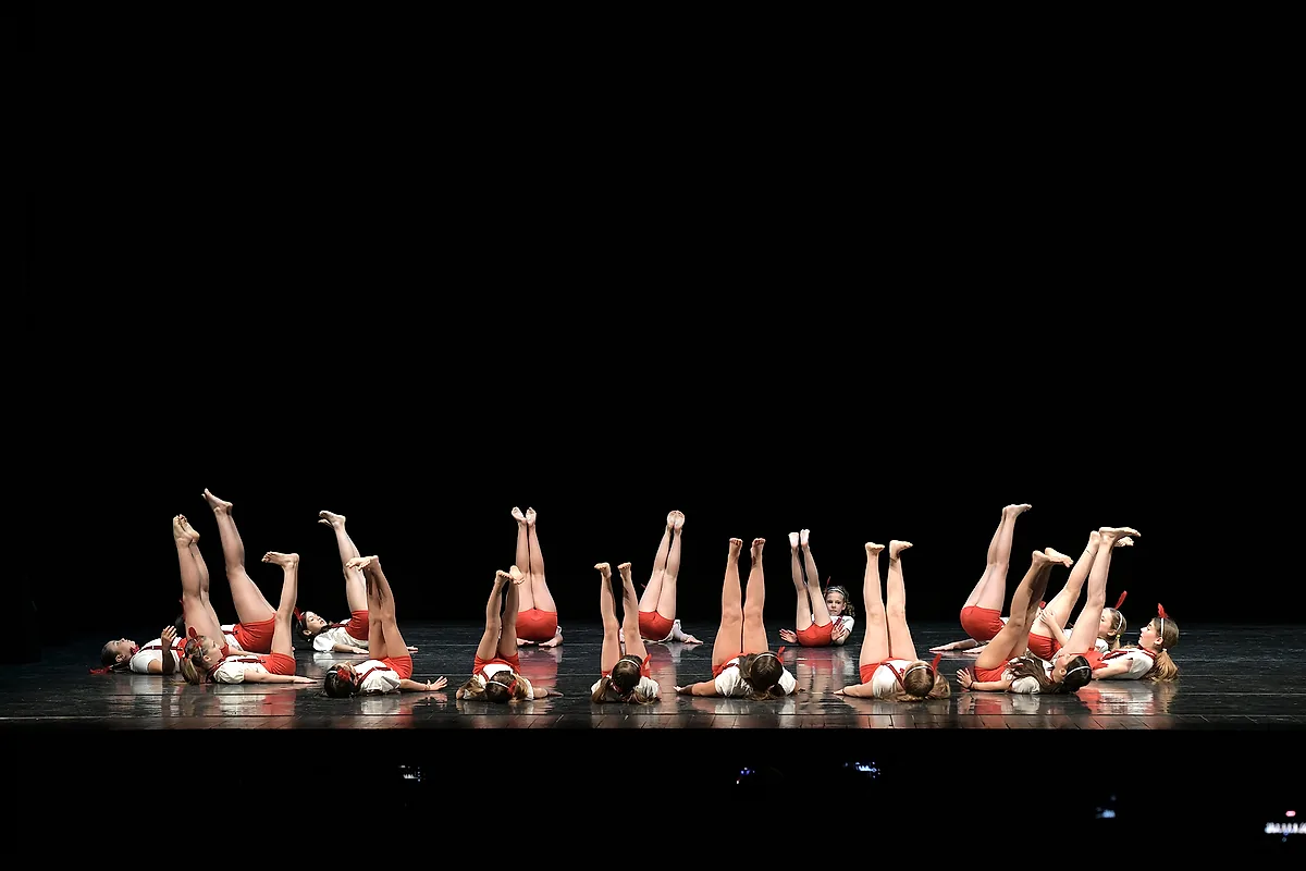 Atlete di ginnastica artistica femminile della Panaro Modena in candela durante il saggio
